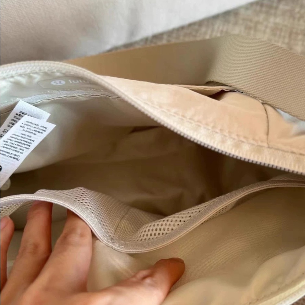 Lululemon Athletica Beige Shoulder Bag - Picture 2 of 6
